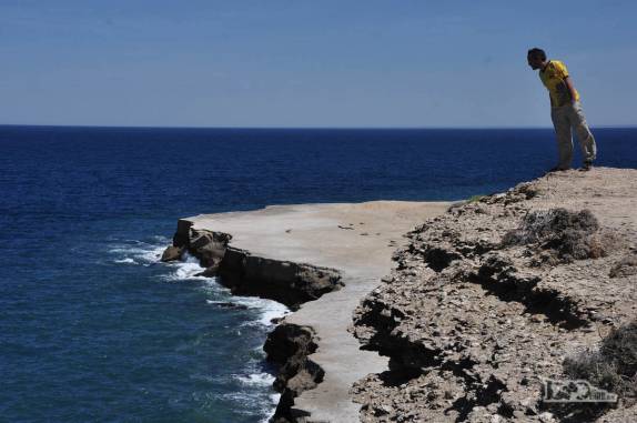 Com todo o cuidado, no alto de uma das falésias sobre o Golfo Nuevo, na Península Valdés, na Argentina